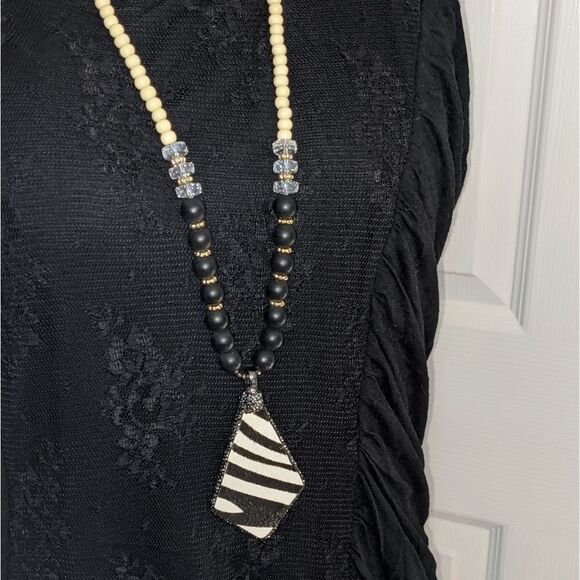 Fabulina zebra necklace - Picture 4 of 4